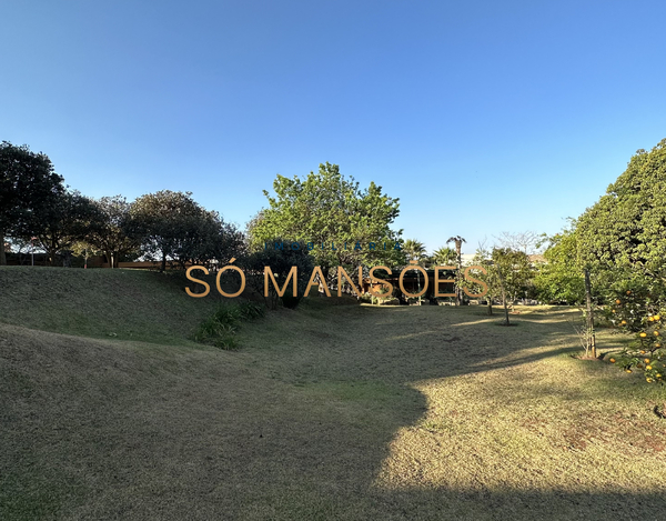 EXCELENTE CASA COM LINDA VISTA, AMPLO GRAMADO E ÓTIMA LOCALIZAÇÃO À VENDA NO CONDOMÍNIO SERRA DOS MANACÁS.