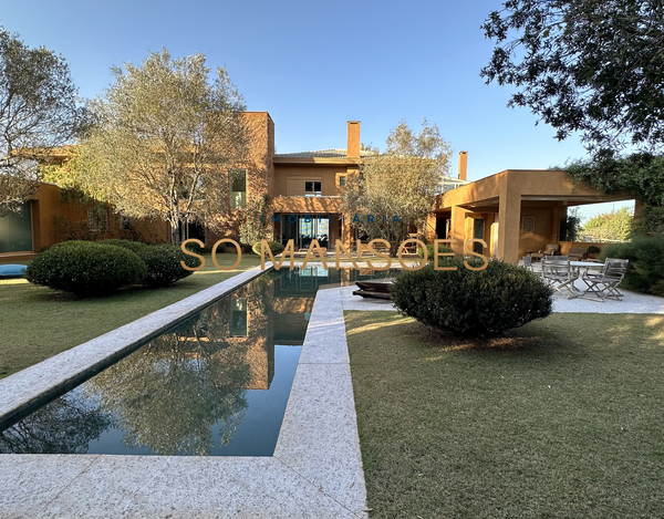 EXCELENTE CASA COM LINDA VISTA, AMPLO GRAMADO E ÓTIMA LOCALIZAÇÃO À VENDA NO CONDOMÍNIO SERRA DOS MANACÁS.