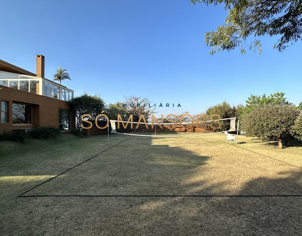 EXCELENTE CASA COM LINDA VISTA, AMPLO GRAMADO E ÓTIMA LOCALIZAÇÃO À VENDA NO CONDOMÍNIO SERRA DOS MANACÁS.