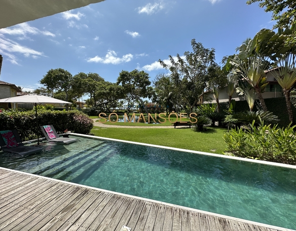 CASA EXUBERANTE À VENDA EM CONDOMÍNIO PÉ NA AREIA EM ARRAIAL D’AJUDA.