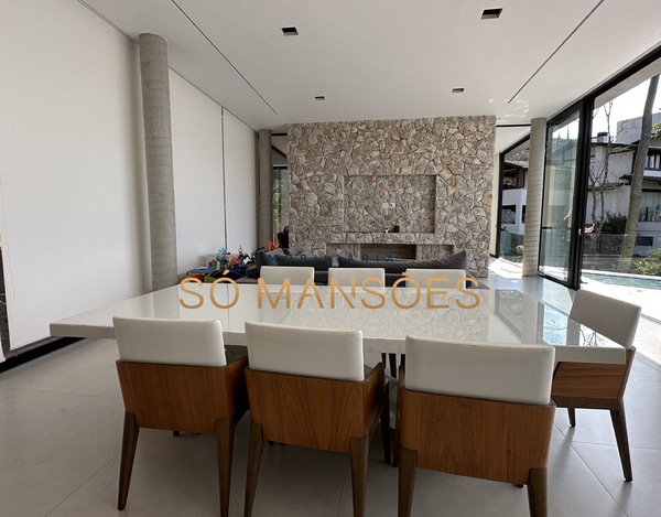 CASA NOVA E MODERNA COM LINDA VISTA CONSTRUÍDA EM UM TERRENO DE 1.149 M2 A VENDA NO CONDOMÍNIO VILA ALPINA.