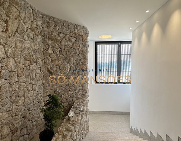 CASA NOVA E MODERNA COM LINDA VISTA CONSTRUÍDA EM UM TERRENO DE 1.149 M2 A VENDA NO CONDOMÍNIO VILA ALPINA.