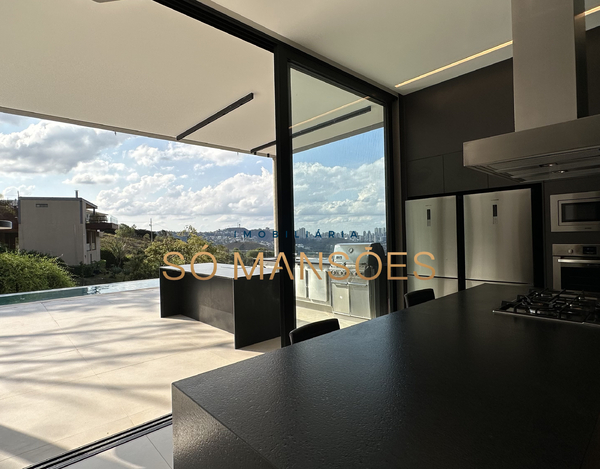 CASA NOVA E MODERNA COM LINDA VISTA CONSTRUÍDA EM UM TERRENO DE 1.149 M2 A VENDA NO CONDOMÍNIO VILA ALPINA.
