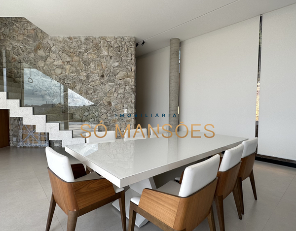 CASA NOVA E MODERNA COM LINDA VISTA CONSTRUÍDA EM UM TERRENO DE 1.149 M2 A VENDA NO CONDOMÍNIO VILA ALPINA.