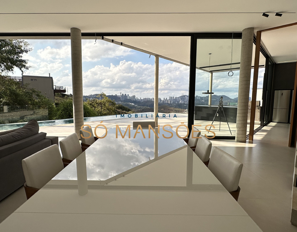 CASA NOVA E MODERNA COM LINDA VISTA CONSTRUÍDA EM UM TERRENO DE 1.149 M2 A VENDA NO CONDOMÍNIO VILA ALPINA.