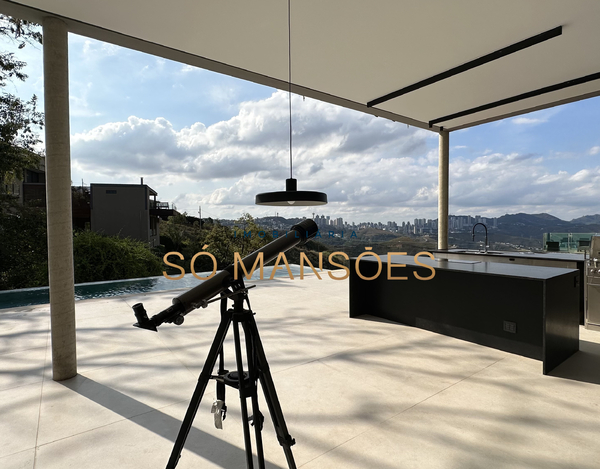 CASA NOVA E MODERNA COM LINDA VISTA CONSTRUÍDA EM UM TERRENO DE 1.149 M2 A VENDA NO CONDOMÍNIO VILA ALPINA.