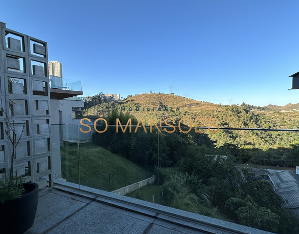 EXCELENTE CASA COM LINDA VISTA E ÓTIMA LOCALIZAÇÃO A VENDA NO CONDOMÍNIO VILA CASTELA.