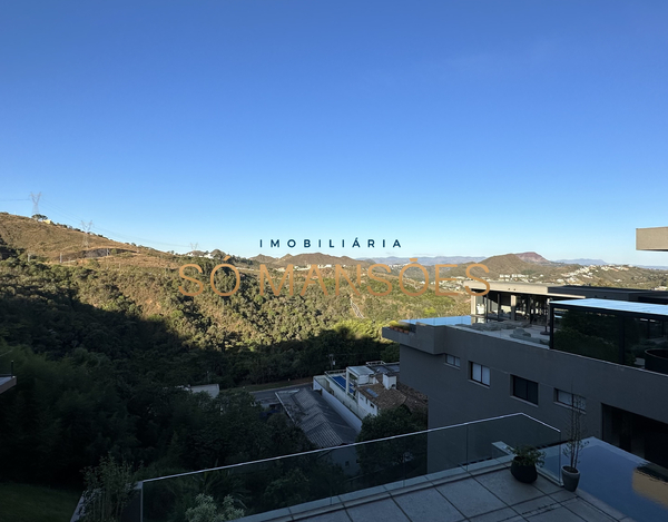 EXCELENTE CASA COM LINDA VISTA E ÓTIMA LOCALIZAÇÃO A VENDA NO CONDOMÍNIO VILA CASTELA.