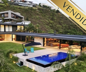 CASA COM LINDA VISTA A VENDA NO CONDOMÍNIO VALE DOS CRISTAIS.