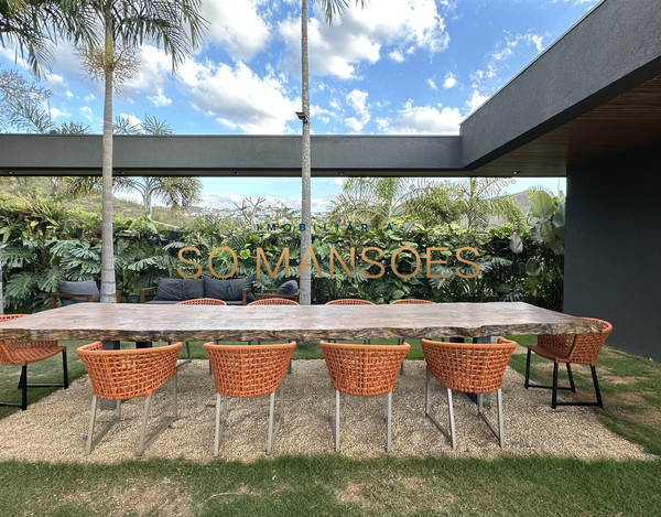 CASA COM LINDA VISTA A VENDA NO CONDOMÍNIO VALE DOS CRISTAIS.