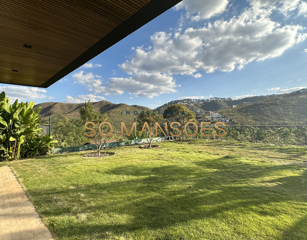 CASA COM LINDA VISTA A VENDA NO CONDOMÍNIO VALE DOS CRISTAIS.