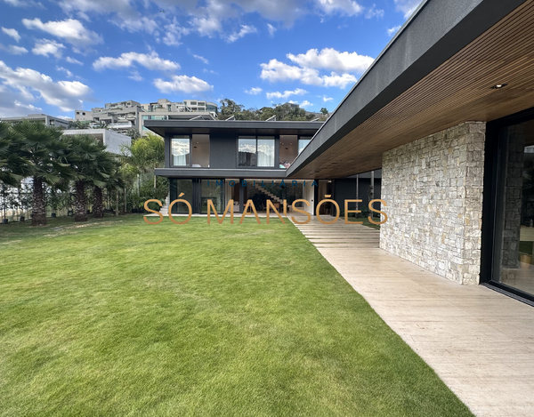 CASA COM LINDA VISTA A VENDA NO CONDOMÍNIO VALE DOS CRISTAIS.