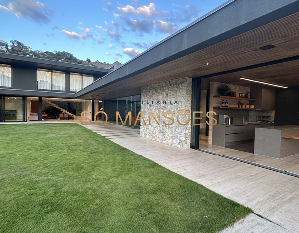 CASA COM LINDA VISTA A VENDA NO CONDOMÍNIO VALE DOS CRISTAIS.