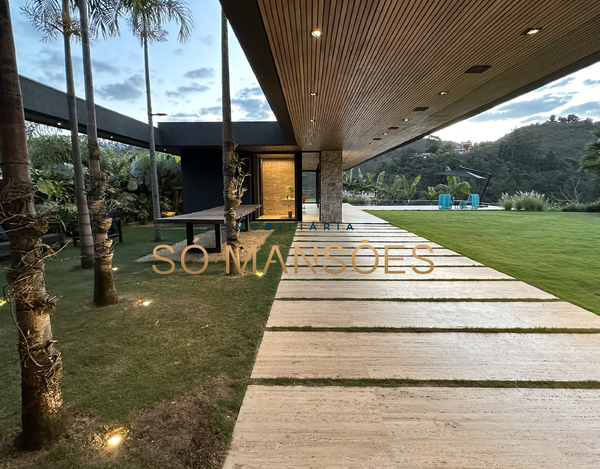 CASA COM LINDA VISTA A VENDA NO CONDOMÍNIO VALE DOS CRISTAIS.