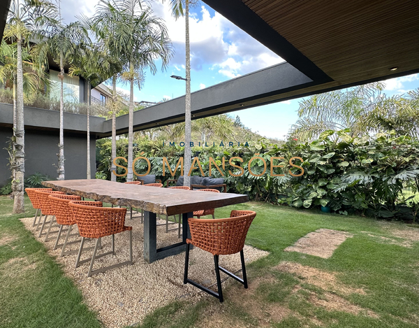 CASA COM LINDA VISTA A VENDA NO CONDOMÍNIO VALE DOS CRISTAIS.