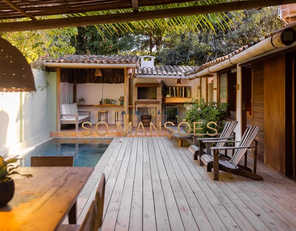 Linda casa aconchegante com 3 suítes à venda no bairro Colina - Trancoso/BA. 