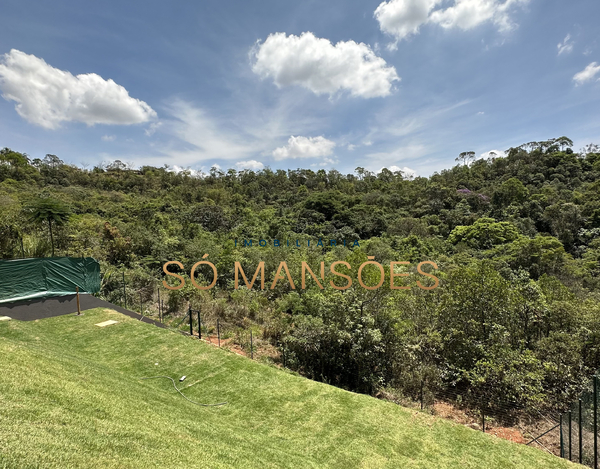 CASA MAGNÍFICA  À VENDA NO CONDOMÍNIO VALE DOS CRISTAIS.