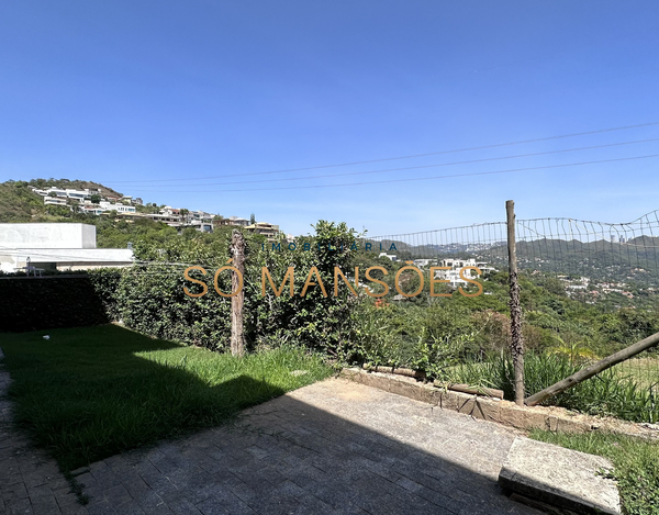 EXCELENTE CASA, COM LINDA VISTA, À VENDA NO CONDOMÍNIO MIRANTE DA MATA.