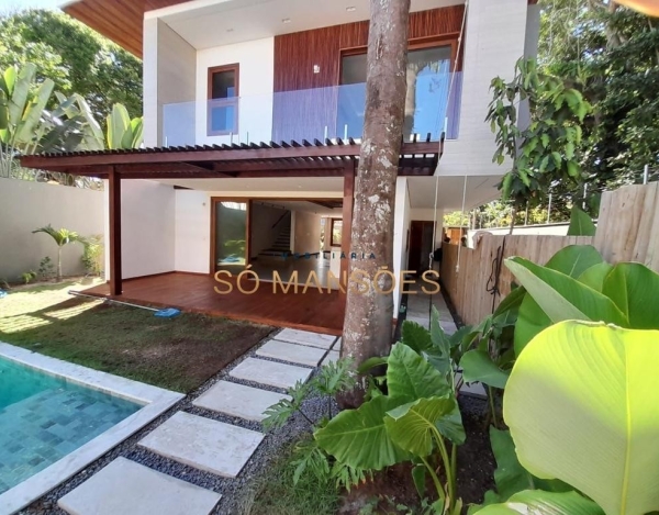 Casa Espaçosa de 251 m² à Venda com 4 Suítes e Piscina Privativa no Condomínio Nenhum, Arraial d'Ajuda - BA