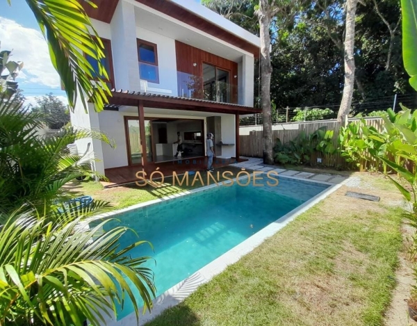 Casa Espaçosa de 251 m² à Venda com 4 Suítes e Piscina Privativa no Condomínio Nenhum, Arraial d'Ajuda - BA