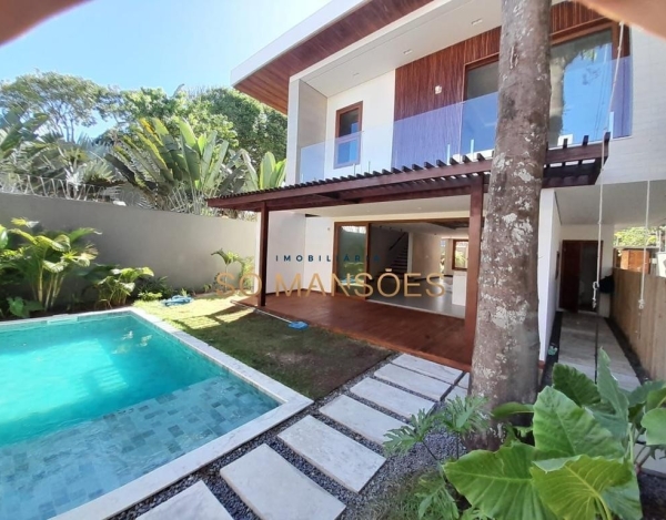 Casa Espaçosa de 251 m² à Venda com 4 Suítes e Piscina Privativa no Condomínio Nenhum, Arraial d'Ajuda - BA