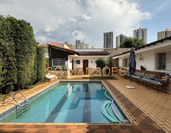 Casa Espaçosa de 420 m² à Venda com 4 Suítes e Espaço Gourmet no Belvedere, Belo Horizonte - MG