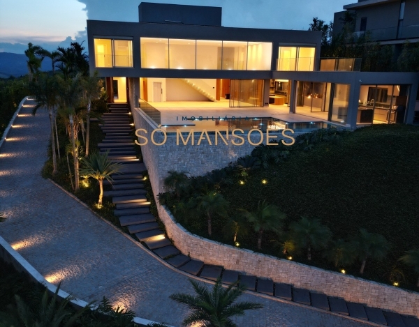Casa Exclusiva de 563 m² à Venda com 4 Suítes e Piscina Aquecida no Vale dos Cristais, Nova Lima - MG