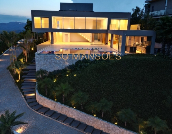 Casa Exclusiva de 563 m² à Venda com 4 Suítes e Piscina Aquecida no Vale dos Cristais, Nova Lima - MG
