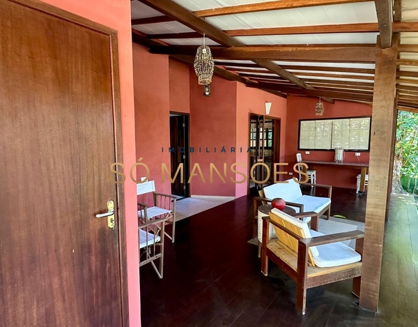 Casa aconchegante com ótimo terreno de 1500m² à venda no bairro Colina - Trancoso/BA.