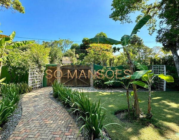 Casa aconchegante com ótimo terreno de 1500m² à venda no bairro Colina - Trancoso/BA.