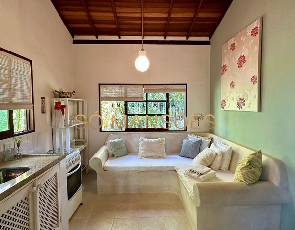 Casa aconchegante com ótimo terreno de 1500m² à venda no bairro Colina - Trancoso/BA.