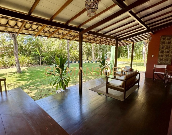 Casa aconchegante com ótimo terreno de 1500m² à venda no bairro Colina - Trancoso/BA.