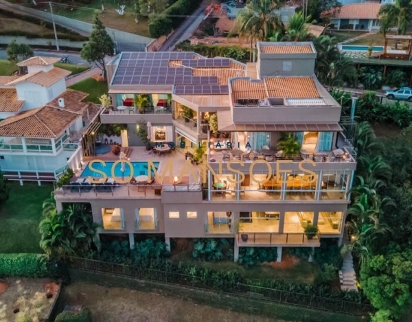 Casa de Luxo de 1.100 m² à Venda com 8 Suítes e Vista Espetacular no Condomínio Nenhum, Capitólio - MG