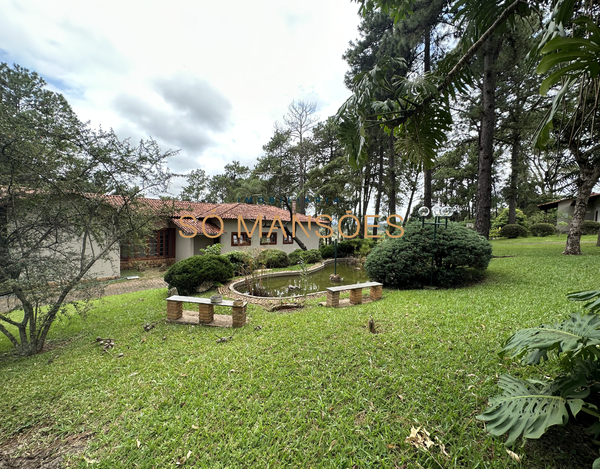 LINDA CASA COM VISTA PARA A LAGOA À VENDA NO CONDOMÍNIO LAGOA DO MIGUELÃO, NOVA LIMA.