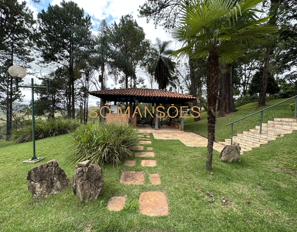 LINDA CASA COM VISTA PARA A LAGOA À VENDA NO CONDOMÍNIO LAGOA DO MIGUELÃO, NOVA LIMA.