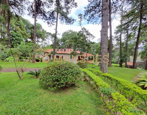 LINDA CASA COM VISTA PARA A LAGOA À VENDA NO CONDOMÍNIO LAGOA DO MIGUELÃO, NOVA LIMA.