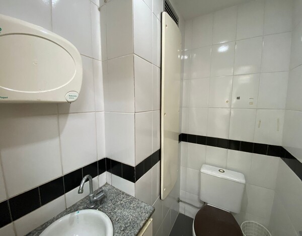 SALA COM EXCELENTE LOCALIZAÇÃO PARA LOCAÇÃO NO ESTORIL
