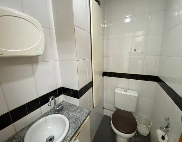 SALA COM EXCELENTE LOCALIZAÇÃO PARA LOCAÇÃO NO ESTORIL