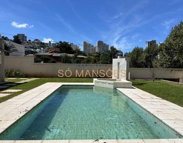 Casa com Ampla Garagem de 762 m² à Venda com 4 Suítes e Home Cinema no Belvedere, Belo Horizonte - MG