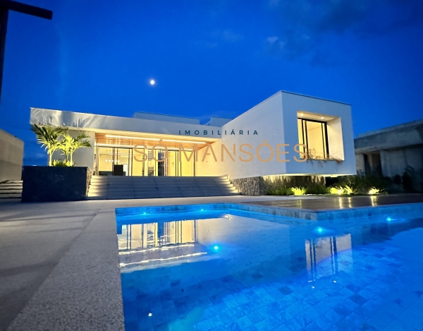 Casa Espaçosa de 304 m² à Venda com 4 Suítes e Piscina Aquecida no Condomínio Valle da Serra, Betim - MG
