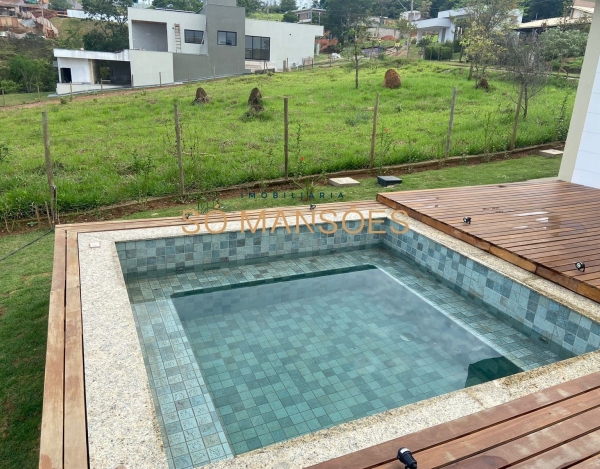 Casa de 209 m² à Venda com 3 Suítes e Piscina Aquecida no Condomínio Gran Royalle, Brumadinho - MG