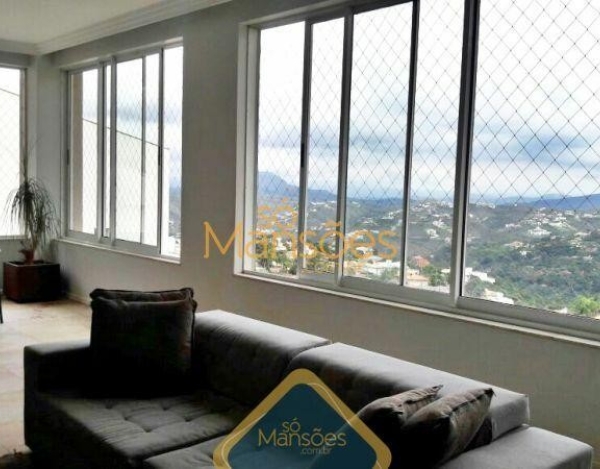 Casa de Alto Padrão de 365 m² à Venda com 1 Suíte e 4 Vagas no Condomínio Vila Castela, Nova Lima - MG