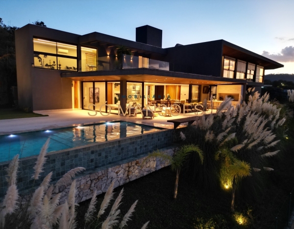 Casa Exclusiva de 567 m² à Venda com 4 Suítes e Vista Espetacular no Vale dos Cristais, Nova Lima - MG