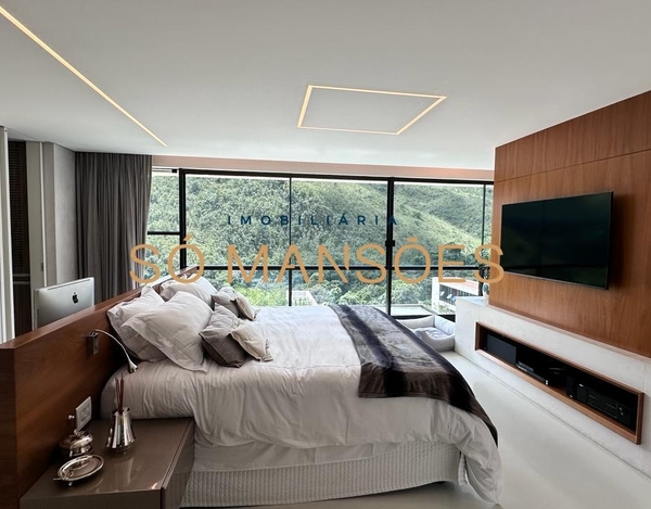 TRIPLEX : 894 M² DE ELEGÂNCIA E CONFORTO NO VALE DOS CRISTAIS