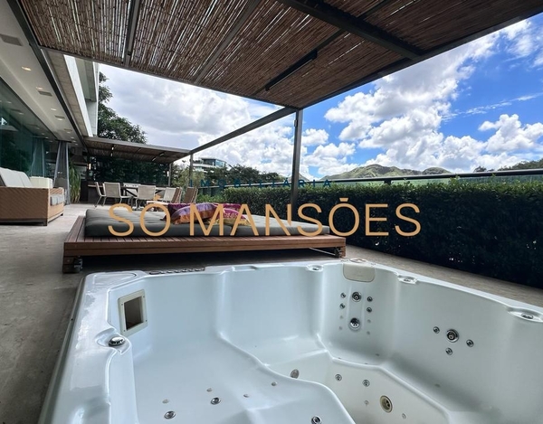 TRIPLEX : 894 M² DE ELEGÂNCIA E CONFORTO NO VALE DOS CRISTAIS