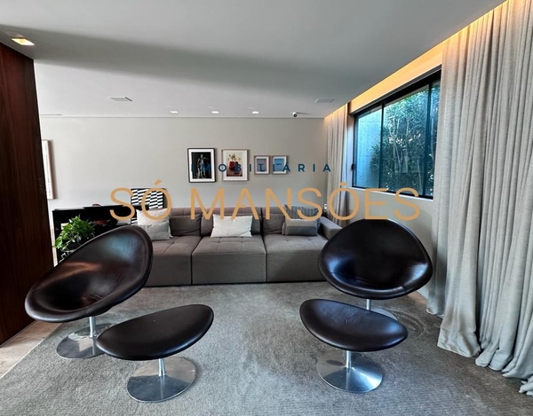 TRIPLEX DE LUXO COM 894 M² NO VALE DOS CRISTAIS