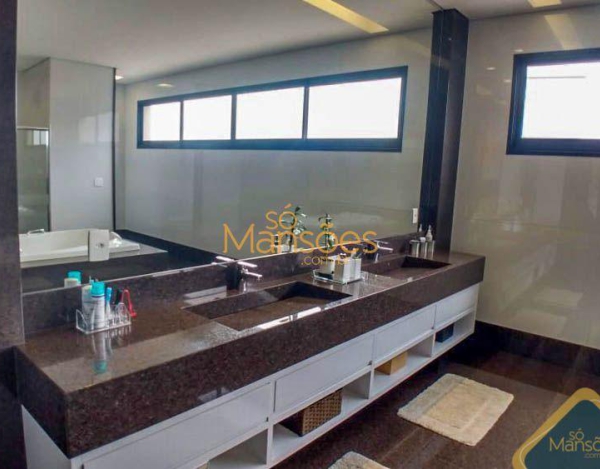 CASA IMPONENTE COM VISTA DEFINITIVA PARA LAGOA À VENDA NO ALPHAVILLE.