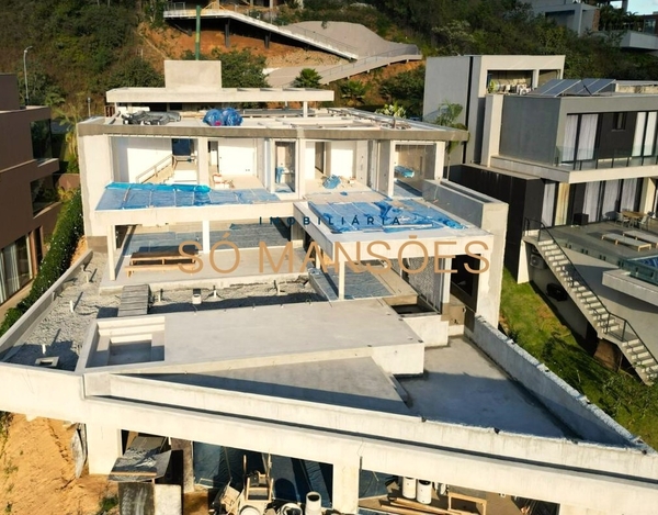 Casa Exclusiva em Final de Acabamento com Vista Deslumbrante!
