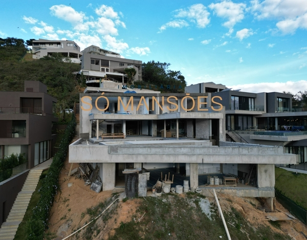 Casa Exclusiva em Final de Acabamento com Vista Deslumbrante!