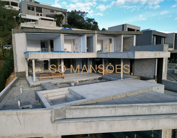 Casa Exclusiva em Final de Acabamento com Vista Deslumbrante!